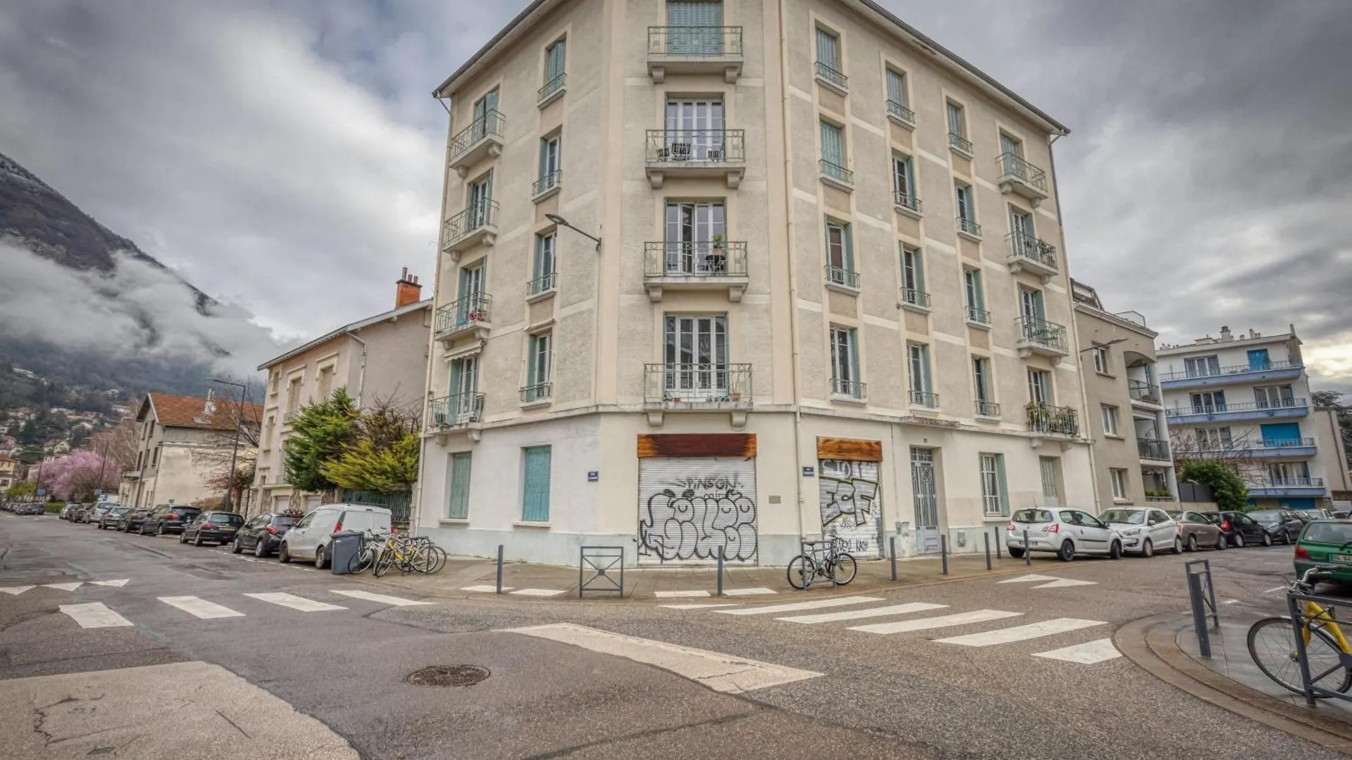 Le Charreton 1 I Ile Verte / Chu De Grenoble France